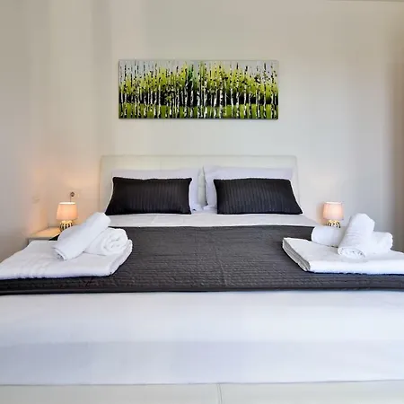 Carlotta Apartment *
