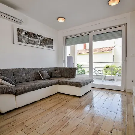 Carlotta Apartment *