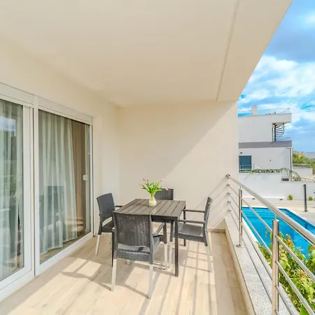 Carlotta Apartment *