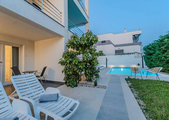 Carlotta Apartment *