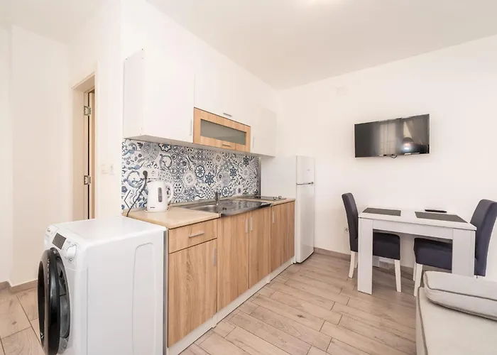 Carlotta Apartment *