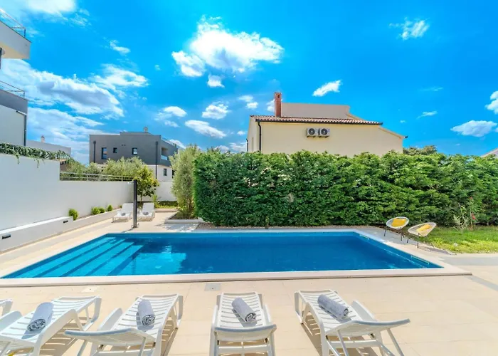 Carlotta Apartment *