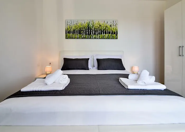 Carlotta Apartment *